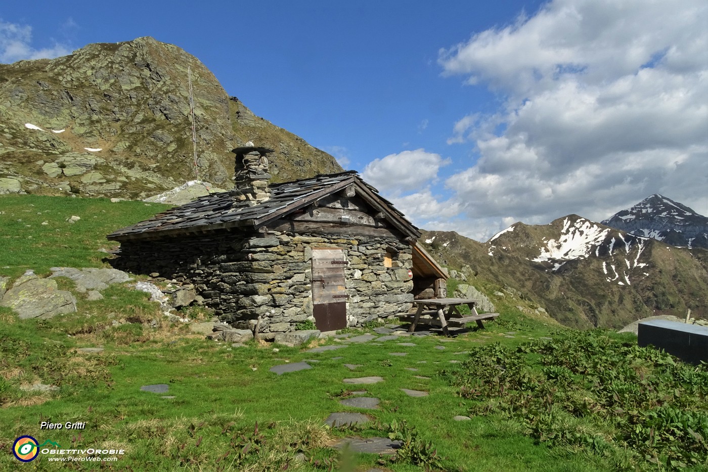 87 Baita Laghetti (1963 m) di fronte al Rifugio con vista in Azzaredo e Cavallo.JPG -                                